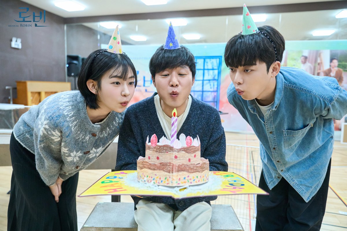 showplay's tweet image. #뮤지컬 #로빈
🄼🅄🅂🄸🄲🄰🄻 🅁🄾🄱🄸🄽🚀

레온의 일기

로빈 가족의 따뜻하고 열정이 느껴지는 현장!
레온이 단독 취재 해보았습니다📸

지구로의 귀환까지 앞으로 3일!

극장에서 만나요👨‍🚀♥️

-
25.12.01 - 26.03.01
대학로 TOM(티오엠) 1관