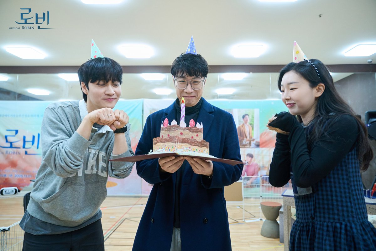 showplay's tweet image. #뮤지컬 #로빈
🄼🅄🅂🄸🄲🄰🄻 🅁🄾🄱🄸🄽🚀

레온의 일기

로빈 가족의 따뜻하고 열정이 느껴지는 현장!
레온이 단독 취재 해보았습니다📸

지구로의 귀환까지 앞으로 3일!

극장에서 만나요👨‍🚀♥️

-
25.12.01 - 26.03.01
대학로 TOM(티오엠) 1관