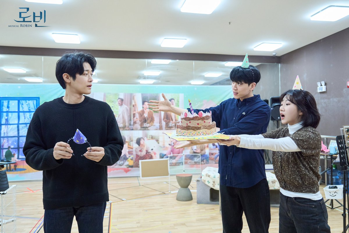 showplay's tweet image. #뮤지컬 #로빈
🄼🅄🅂🄸🄲🄰🄻 🅁🄾🄱🄸🄽🚀

레온의 일기

로빈 가족의 따뜻하고 열정이 느껴지는 현장!
레온이 단독 취재 해보았습니다📸

지구로의 귀환까지 앞으로 3일!

극장에서 만나요👨‍🚀♥️

-
25.12.01 - 26.03.01
대학로 TOM(티오엠) 1관