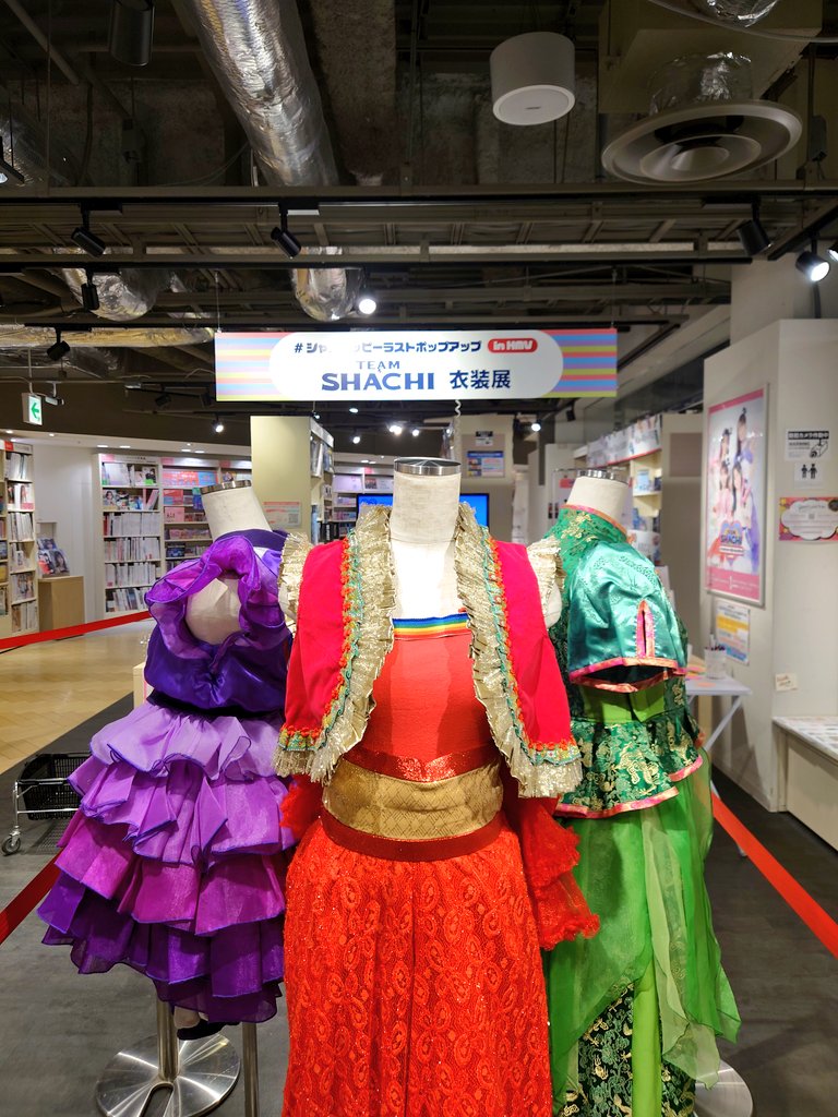 kawaranaikoto40's tweet photo. #シャチハッピーラストポップアップ in HMVの渋谷店に行ってきました選りすぐり衣装4点どれも好きだな🥰エコ盤レコード単品販売していました🎶鯱組瓦版(復刻版)も全部揃いました😄
#TEAMSHACHI 
#HMV35th https://t.co/R6VGcD1NQ2