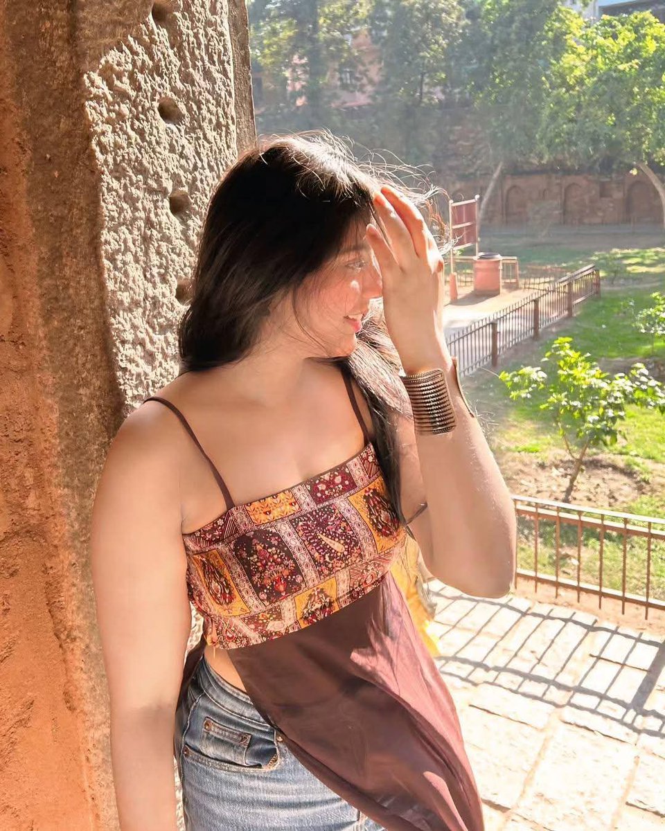 हज़ारों ख़्वाहिशें ऐसी कि हर ख़्वाहिश पे दम निकले, बहुत निकले मिरे अरमाँ लेकिन फिर भी कम निकले।

तुम्हारी चाहत की हद जहाँ तक हो, वहाँ तक मैं भी चलना चाहती हूँ।
       💐𝐆𝐎𝐎𝐃 𝐌𝐎𝐑𝐍𝐈𝐍𝐆 💐

#StrangerThings5