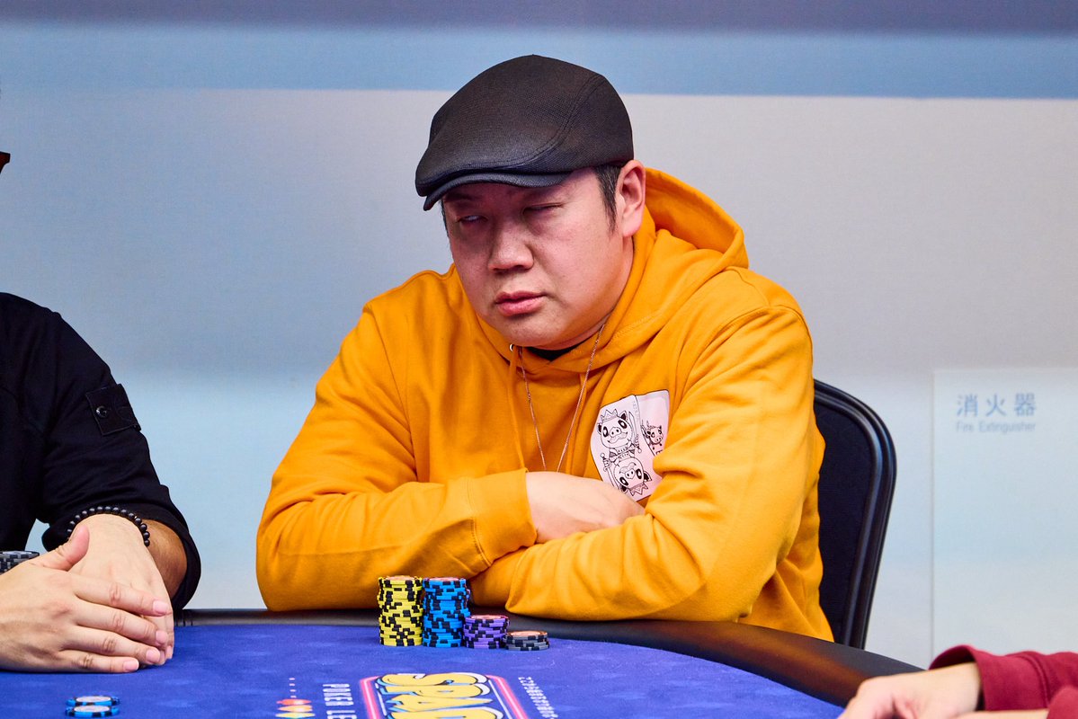 G2tsutsumi's tweet image. ①AA持ってて余裕で強気オールインしてる俺
②相手のコール待ちにカメラ目線で余裕な俺
③当たり前に割られて赤チップを大量に失った俺

#spadie #ここから始まるボク達のポーカーライフ