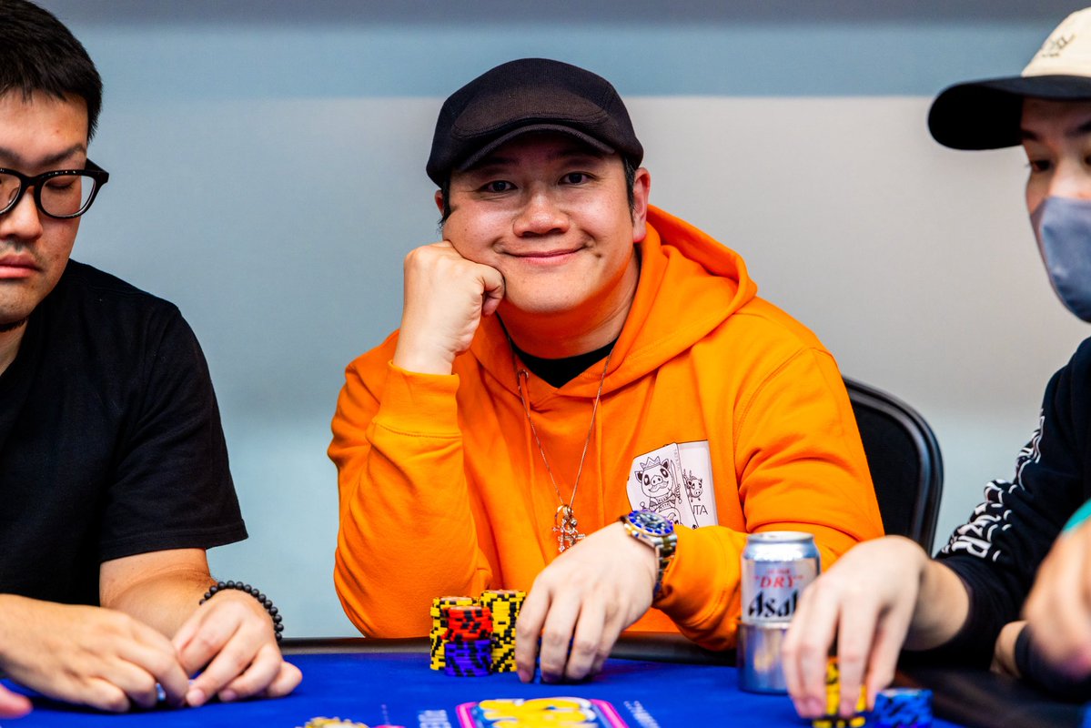 G2tsutsumi's tweet image. ①AA持ってて余裕で強気オールインしてる俺
②相手のコール待ちにカメラ目線で余裕な俺
③当たり前に割られて赤チップを大量に失った俺

#spadie #ここから始まるボク達のポーカーライフ