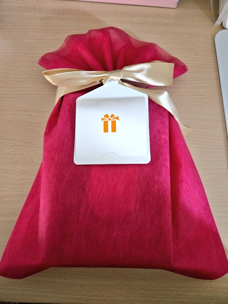 mcaaaacha's tweet image. 起きたら枕元にあった！
ボーナスで買ってくれた😭