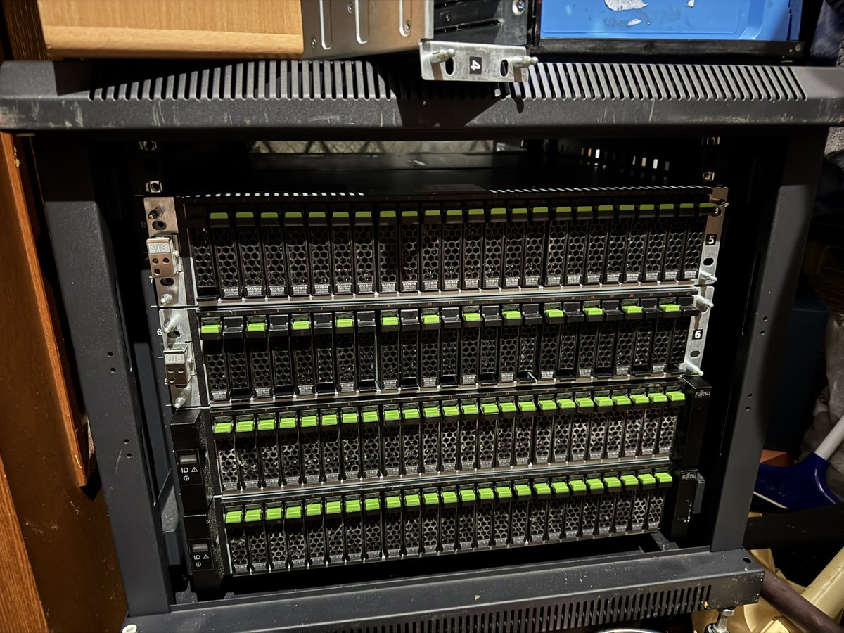TakRack's tweet photo. その後。
レールを加工しないとラックに載らなかったけど、一番汎用的な方法でマウントできるようになったのでヨシ。
※なお、シャワー室の脱衣所が作業場所です… https://t.co/JJnmYQbxgR
