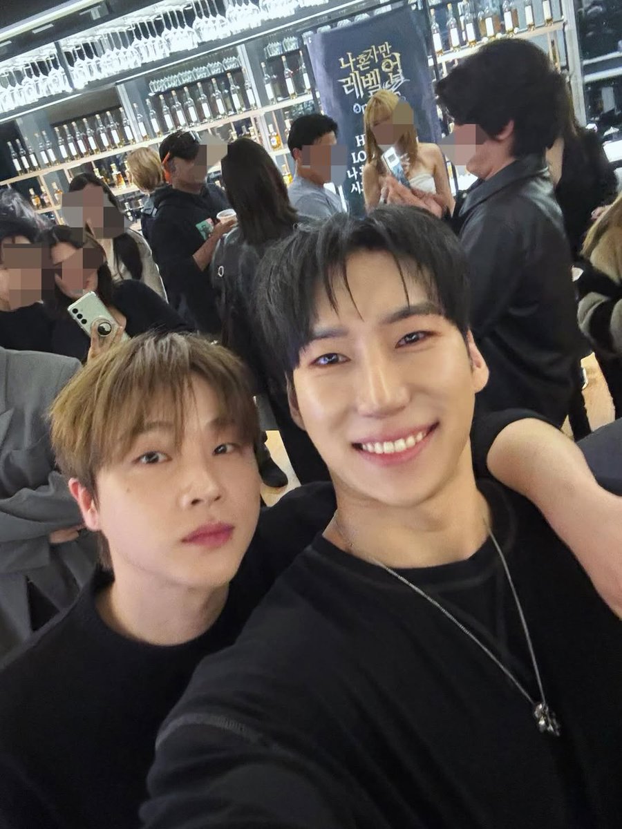 251128 Jinhwan on  'lm__91' IG post
instagram.com/p/DRlY8KiidGO/

"진환이 응원"
(I'm rooting for Jinhwan)

#나혼자만레벨업onICE #성진우 
#뮤지컬 #나혼자만레벨업온아이스 
#나혼자만레벨업 #SoloLeveling

<a href="/iKON_gnani_____/">김진환</a> <a href="/iKONIC_143/">iKON GLOBAL iKONIC</a>
#iKON #JAY #JINHWAN #아이콘 #김진환 #진환 #ジナン