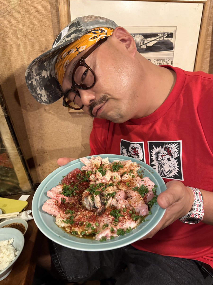のむしゅーとサシご飯！
めっちゃ美味い焼肉屋に連れてってくれたしん！
その後、もう一軒！
昨日は楽しすぎて飲みすぎたしんよー♪

のむしゅーは、群れない感じがカッコいいしん！
それでいて仲間思いだし！！

そこがクロちゃんと似てるしんよー！

#野村周平  #のむしゅー
#クロちゃん