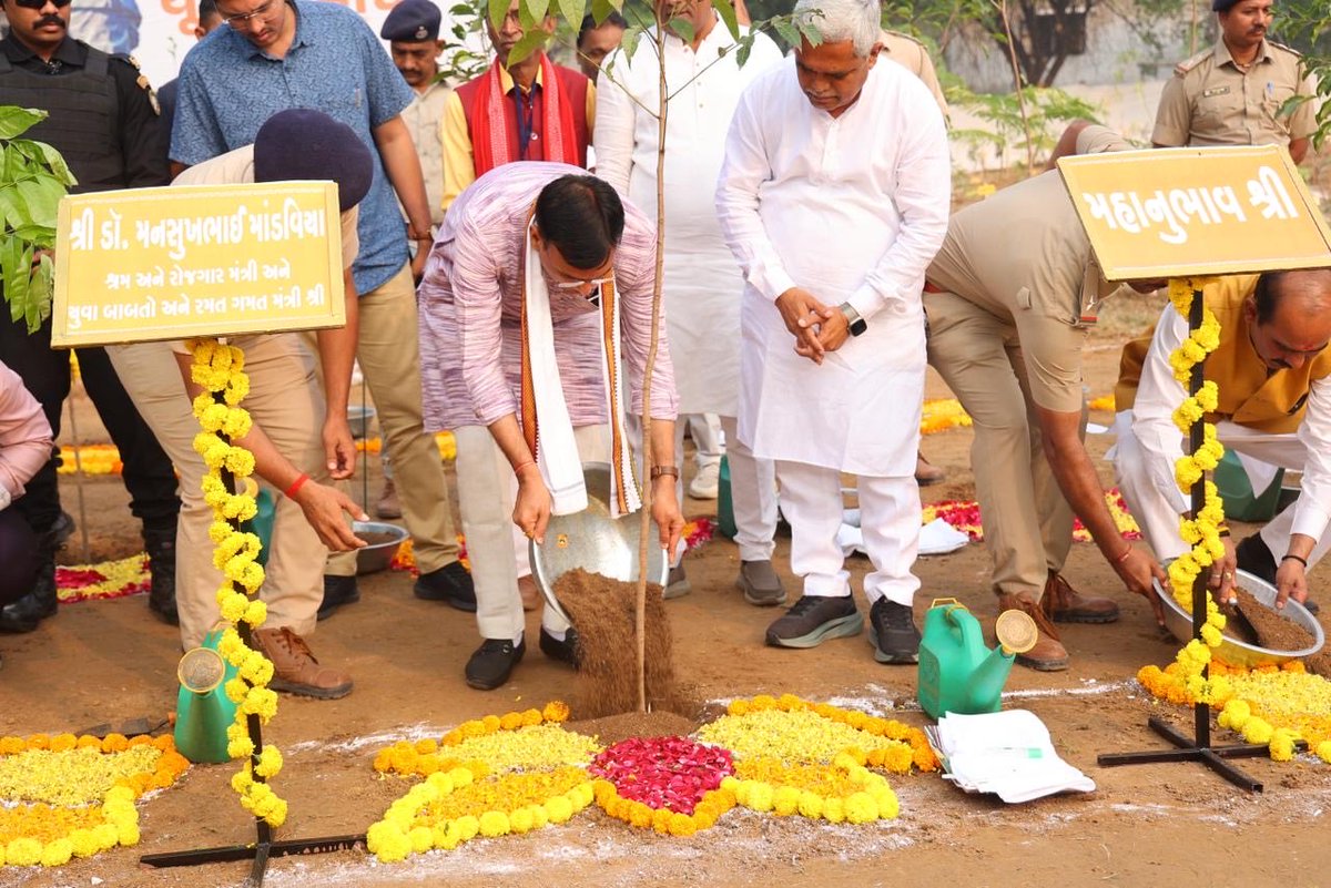 mansukhmandviya's tweet photo. 562 रियासतों को जोड़ने वाले सरदार साहब के सम्मान की राष्ट्रीय एकता पदयात्रा को आज तीसरे दिन स्मृति वन में 562 पेड़ लगाकर आरंभ किया। 

#Sardar150 https://t.co/AeoqyluSvX