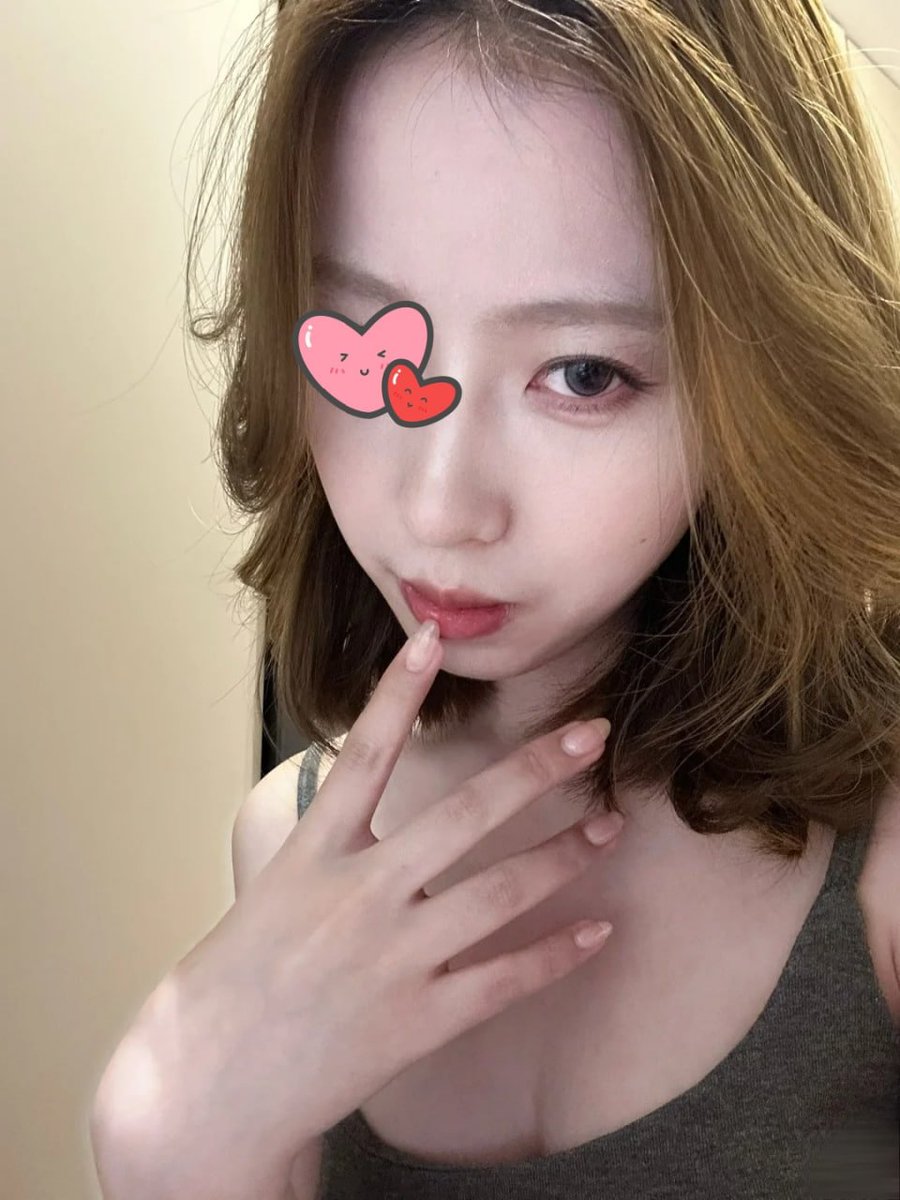 Metrdw's tweet image. 弱弱問這邊有不介意雨涵是單親媽媽的男生嗎？ 
單男想認識的：+1 
人夫敢認識的：+2
#單親媽媽