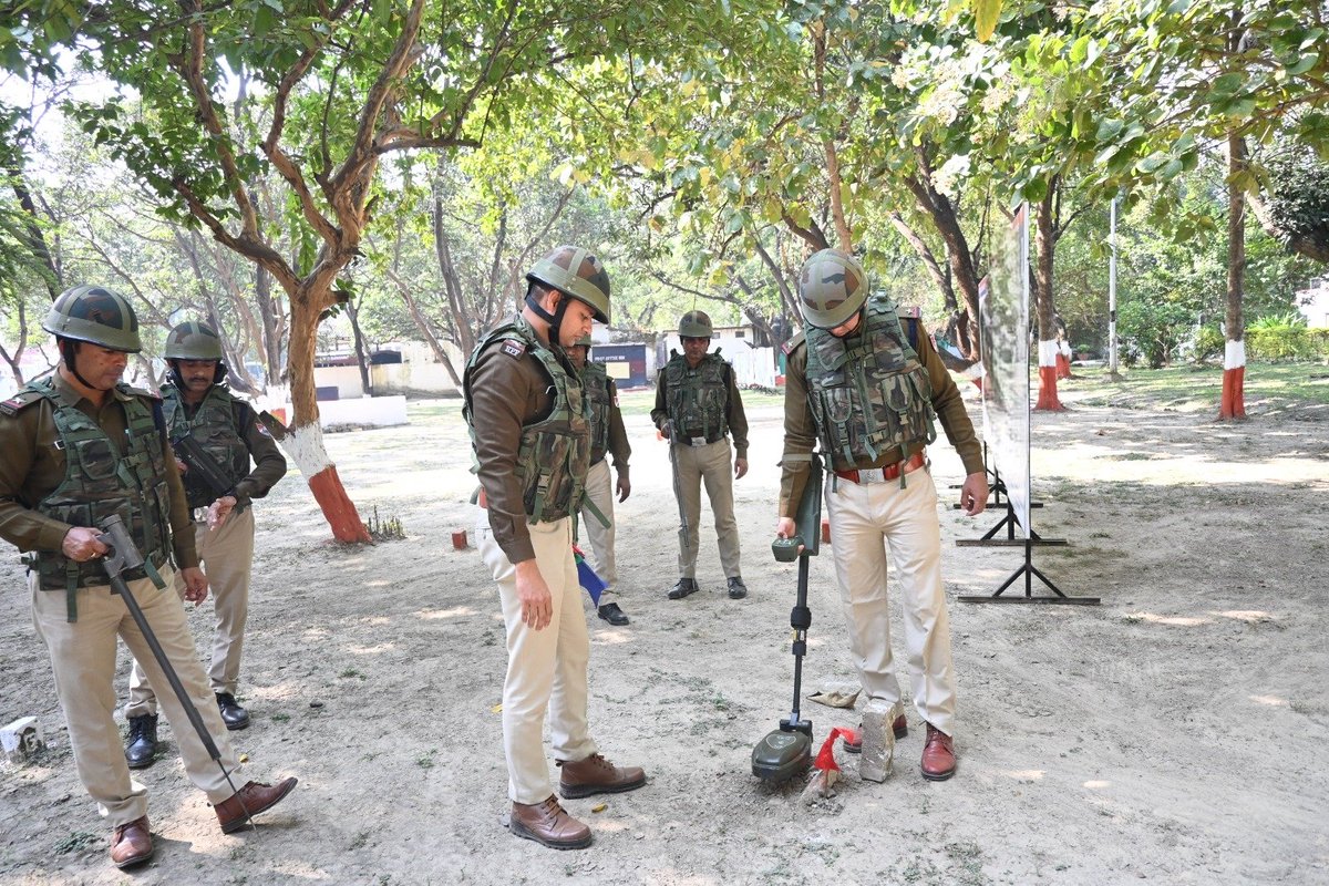 suryacommand's tweet image. &quot;𝗕𝘂𝗶𝗹𝗱𝗶𝗻𝗴 𝗖𝗮𝗽𝗮𝗯𝗶𝗹𝗶𝘁𝘆 𝗦𝘁𝗿𝗲𝗻𝗴𝘁𝗵𝗲𝗻𝗶𝗻𝗴 𝗥𝗲𝘀𝗽𝗼𝗻𝘀𝗲&quot;

A two day CIED training cadre by 201 CEDU was conducted for the Railway Protection Force at Shingara Training School, #Barabanki as part of the Disaster Management Course of Jagjiwan Ram National…