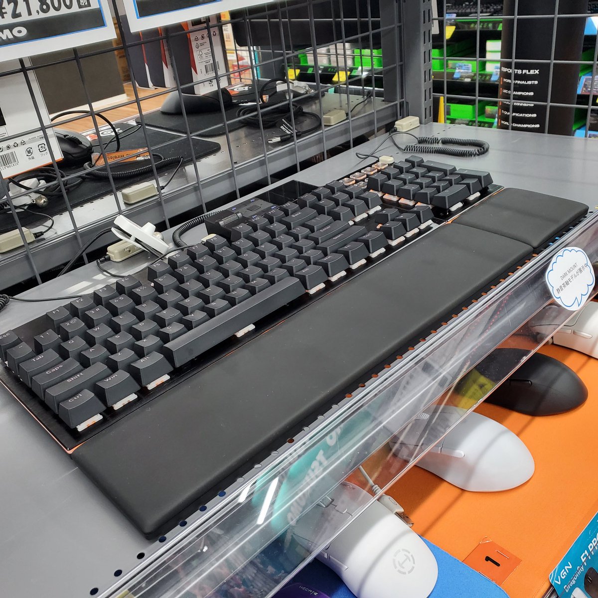 boyakuotoko's tweet image. ツクモなんば店さんに見に行ってきました✨
be quiet! DARK MOUNTめっちゃ質感良かった✨🥰
展示はタクタイルで、静かだし打鍵感も好き🙆✨

磁石式のパームレストは着脱簡単で、ディスプレイキーはカチカチとしっかりとクリック感があり良きでした🥰

#bequiet 
#bequietキーボード理想のカスタム