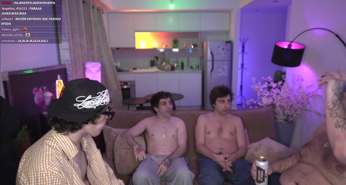 codeinwee's tweet image. che hace un re calor en la casa de carrera