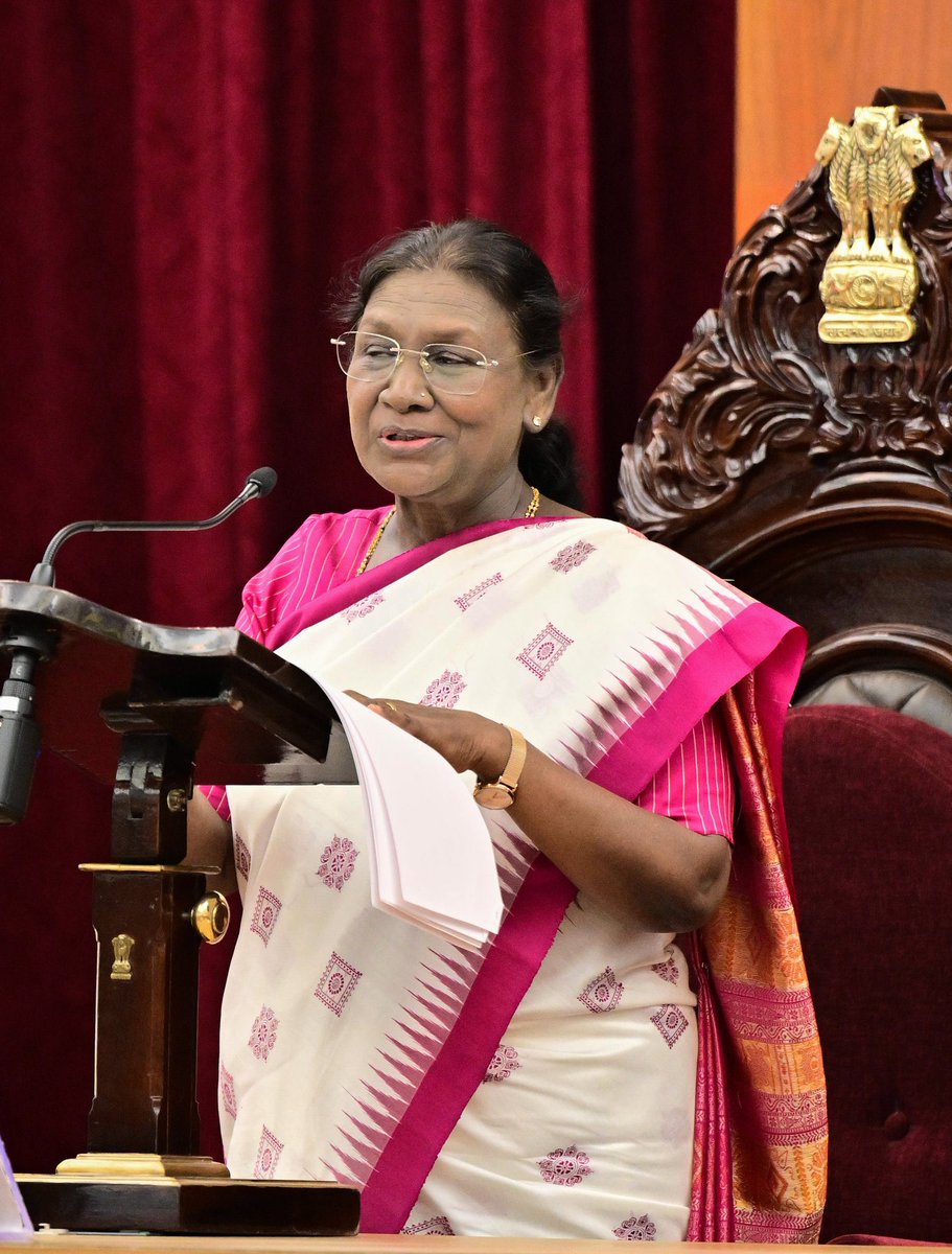 sambad_odisha's tweet image. ଦୁଇଦିନିଆ ଗସ୍ତ ସାରି ନୂଆଦିଲ୍ଲୀ ଫେରିଗଲେ ରାଷ୍ଟ୍ରପତି ଦ୍ରୌପଦୀ ମୁର୍ମୁ। ଏହି ଅବସରରେ ବିମାନବନ୍ଦରରେ ରାଜ୍ୟପାଳ, ମୁଖ୍ୟମନ୍ତ୍ରୀ ପ୍ରମୁଖ ଉପସ୍ଥିତ ରହିଥିଲେ।
#DroupadiMurmu #Odisha #Sambad