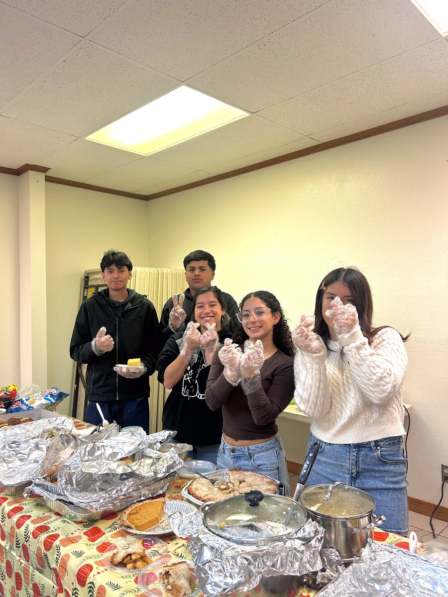 SonsOfLight's tweet photo. happy thanksgiving from our table to yours 🧡🍂🍁 
#youthgroup #churchfam #whoelseatetoomuch https://t.co/AOVWCJa0n9