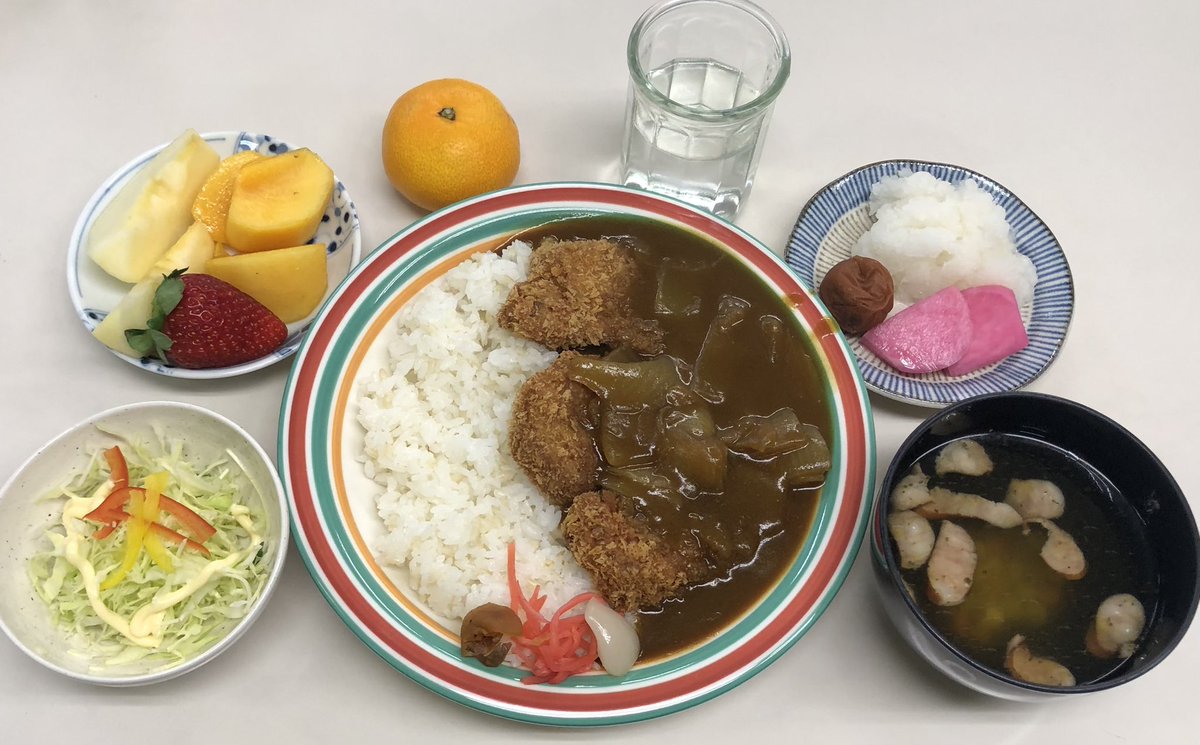 11/28 #社食メニュー】 #金曜日はカレー ◇カツカレー ◇生野菜サラダ