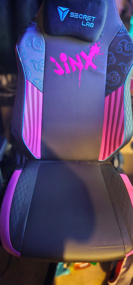 shadowaqui's tweet photo. After almost year Great chair. Great warranty #secretlab https://t.co/4Wrw4TVr7S