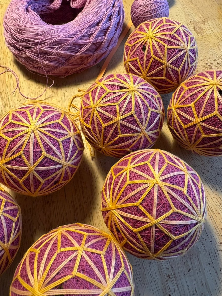 昨日は、麻の葉模様の手まりをひたすら作っていました〜🧵
この色合い、すごく好き💖

今年もラストスパート
皆さんも体調に気をつけながらお仕事頑張ってください🍵🍀