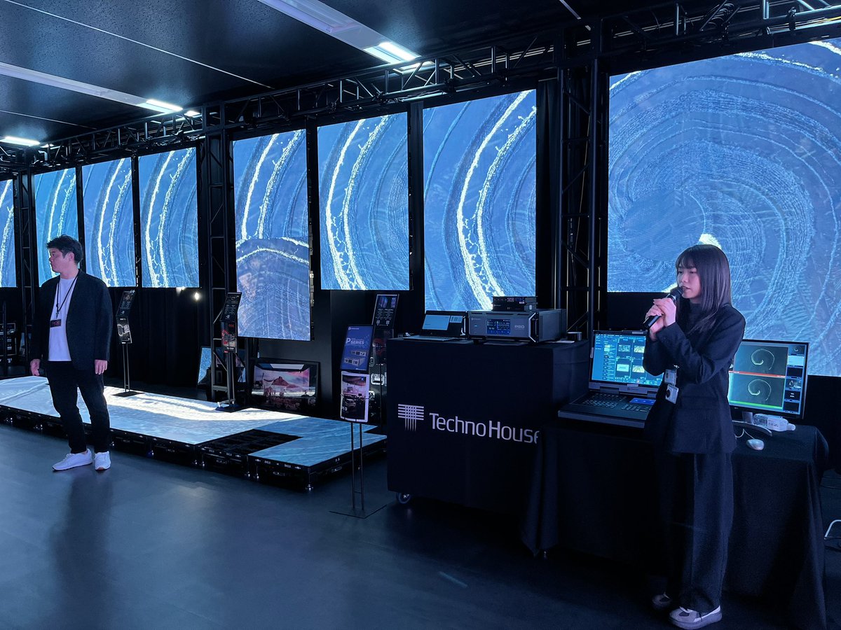 LED製品を世界中にお届けしているROEさまの内覧会が開催されました。
今回、テクノハウスもPIXELHUEの新製品、P-80(4Kプレゼンテーションスイッチャー)を展示しました。
イベント業界の方にお披露目する初の機会ということで沢山の方々に見ていただけました。お話いただいた皆様ありがとうございます。