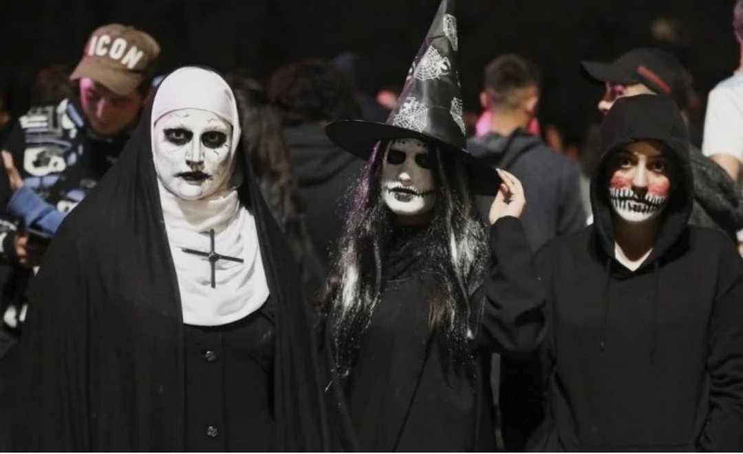 Arnavut_Esra's tweet image. Papa geldi diye böğürenler daha geçen ay cadılar bayramını kutladılar.
Bu ay da çam ağcı süsleyip yılbaşını kutlayacaklar..

Yaw bi silktirin gidin çok komiksiksiniz yaa 🤣🤣