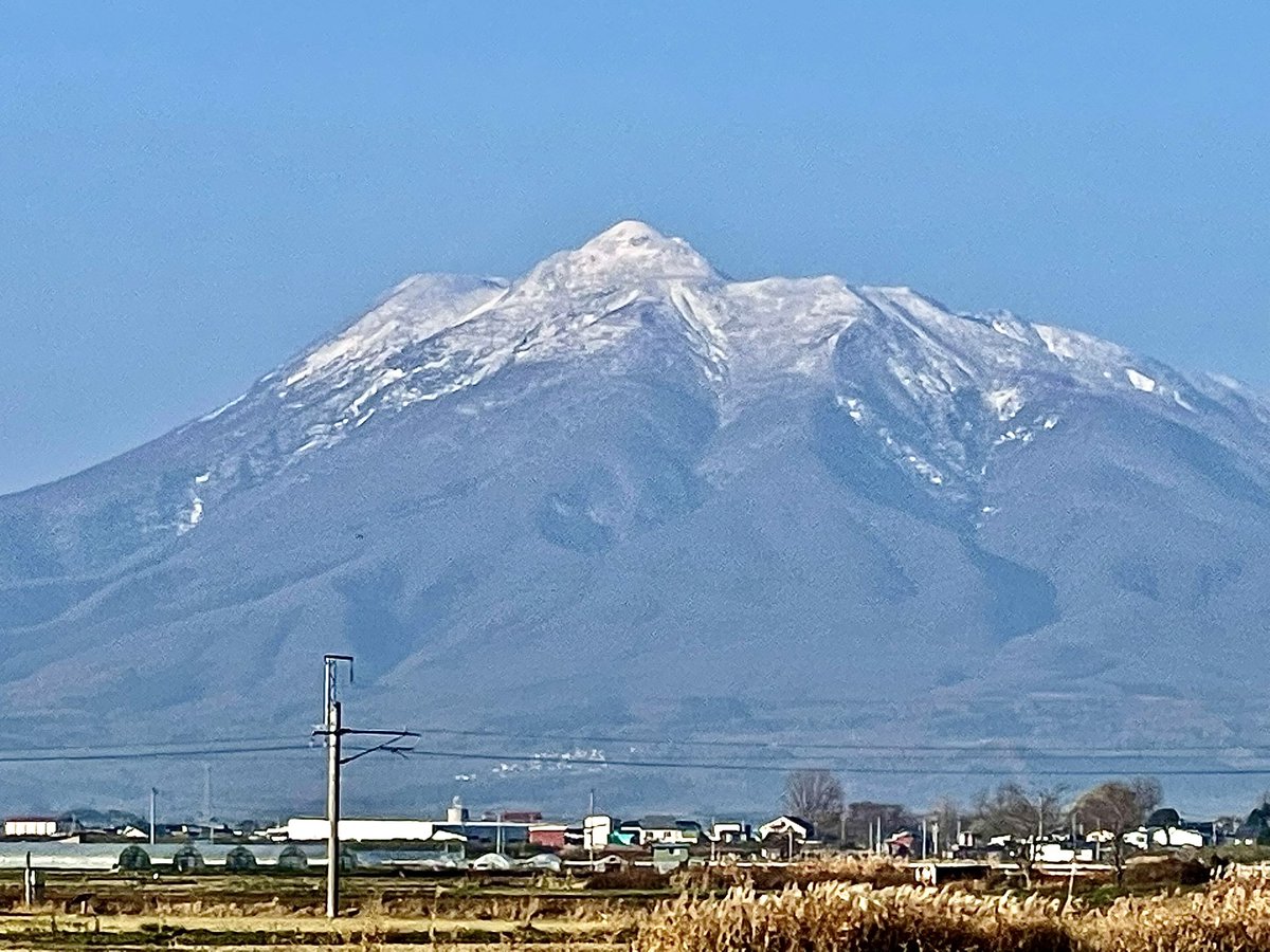 KASACO2010's tweet image. 昨日(11月27日)の岩木山

今日は荒れ模様のお天気で
岩木山は雨の中

午後も張り切って
行きましょう〜！