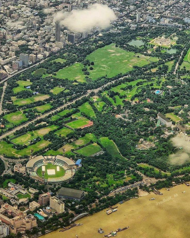 KolkataTCOE's tweet photo. A top view of the Kolkata Maidan showing the iconic Eden Gardens, the East Bengal, Mohun Bagan and Mohammedan Grounds, the Victoria Memorial, the 42 and the Fort William beside the Hooghly river!

😍 https://t.co/pPY1wUkfTi