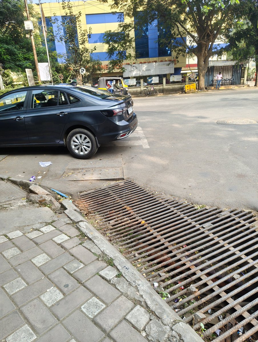 adwaitainapure's tweet image. Does an expensive car give the owner a traffic sense? Definitely not in #Pune &amp;amp; #pcmc.
A classic case of total disrespect to traffic rules opp Lokmanya Hospital, #Nigdi.