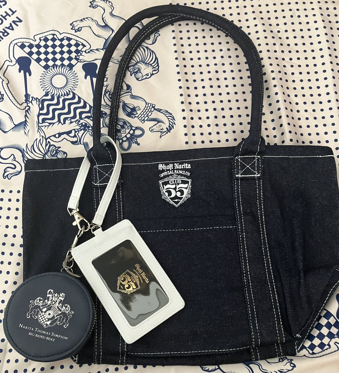 成田君のファンクラブのデニムバッグ思ったより大きいね。ピンバッチや