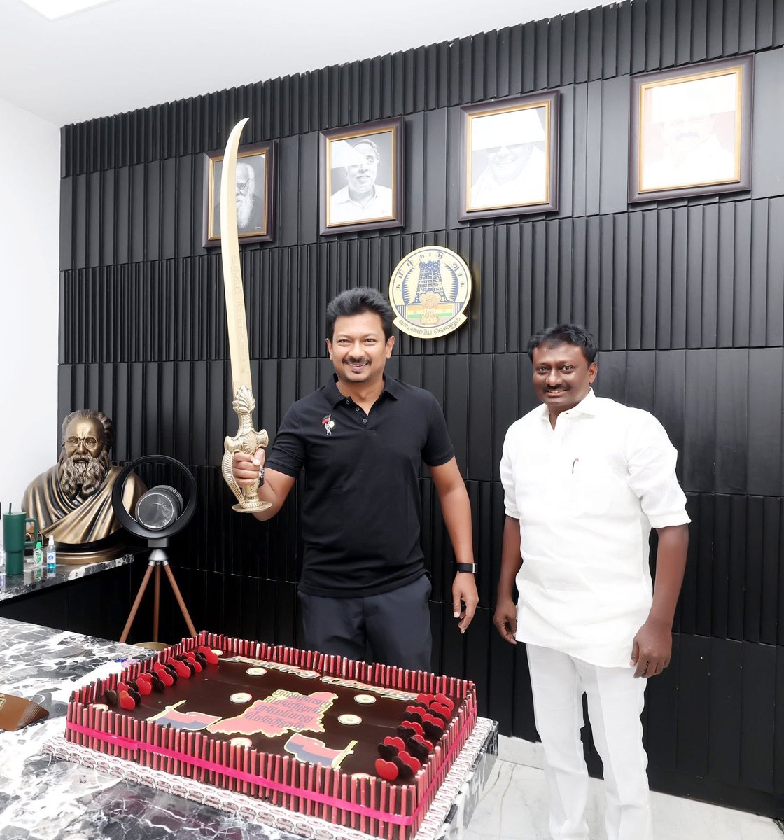 SuryahSG's tweet photo. இது போன்ற கத்தி வைத்து பிறந்த நாள் கேக் வெட்டினால் உடனே காவல்துறை வந்து கைது செய்யுமே?

துணை முதல்வர் உதயநிதி ஸ்டாலின் கத்தி வைத்து பிறந்த நாள் கேக் வெட்டுகிறாரே காவல்துறை வழக்கு பதிவு செய்யுமா? கைது செய்யுமா ?

அல்ல சட்டம் ஏழைகளுக்கு தானா? தி.மு.க அரசியல்வாதிகளுக்கு இல்லை என காவல்துறை கூறுமா?