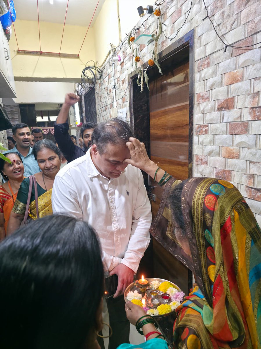 AmeetSatam's tweet photo. माधवबाग मंडळ अध्यक्षा, मुंबादेवी विधानसभा अध्यक्षा श्रीमती दिपाली मालुसरे जी यांच्या घरी सदिच्छा भेट दिली.

यावेळी त्यांच्या परिवाराशी संवाद साधला व उपस्थिता स्थानिकांधी विभागातील स्थानिक प्रश्न, विकासकामे तसेच आगामी सामाजिक उपक्रमांवर संघटनात्मक सविस्तर चर्चा केली.

#MumbadeviVidhanSabha #ViksitMumbai #BMCElections2025 #MissionBMC #Mumbai #BJPMumbai #AmeetSatamWithMumbai 

@BJP4Maharashtra @BJP4Mumbai