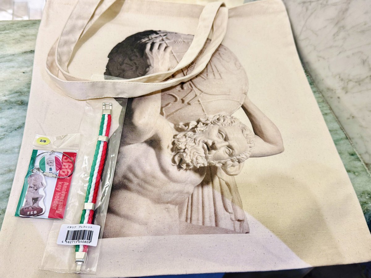 お土産コーナーではアトラスのトートバッグ•366日アトラスキーホルダー