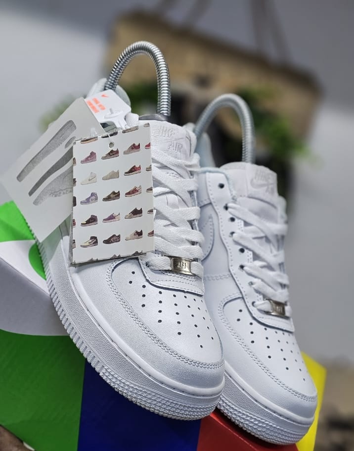 TSneakerzzz's tweet photo. 💯🎉Black Friday 🔥🎊
We Bring you All Whites 
Airforce Maziwa &amp; Stansmith All Whites on Discount @1999ksh Unatapa Mali Premium.. Sizes 38-43... 
Qoute This and Paste Dm upate Breakfast ama lunch ..First 50 tweeps  🍺 🍻 https://t.co/3kEnb4Bgml