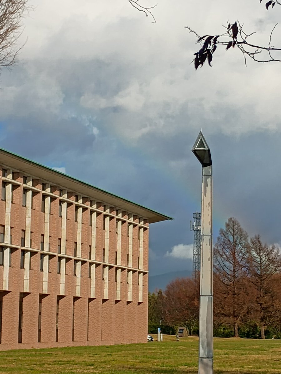 Iwate_puPR's tweet image. 遅めのおはようございます。
#岩手県立大学 #滝沢キャンパス は雨上がりに虹が🌈（見えますでしょうか？）
まさに本学のタグライン #地域に未来に多様なアーチを

３連休明けの今週、やや暖かかった気がしますが（※岩手比）皆さんのお住まいの地域はいかがでしたか？…