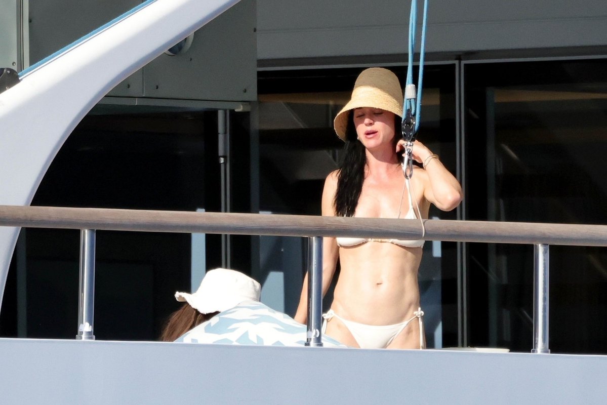 NaughtyKp's tweet image. Katy Perry in a yacht with her new boyfriend 😍