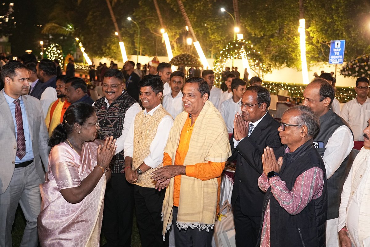 babusinghodisha's tweet photo. ଆଜି ରାଜଭବନ ପରିସରରେ ଆୟୋଜିତ ନୈଶ୍ୟ ଭୋଜିରେ ଯୋଗ ଦେଲି। ରାଷ୍ଟ୍ରପତି ମହାମହିମ @rashtrapatibhvn  ଶ୍ରୀମତୀ ଦ୍ରୌପଦୀ ମୁର୍ମୁ ଙ୍କ ଓଡ଼ିଶା ଆଗମନ ନିମନ୍ତେ ଆୟୋଜିତ ଭୋଜିରେ ରାଜ୍ୟପାଳ ମହାମହିମ Dr. Hari Babu Kambhampati  , ମୁଖ୍ୟ ମନ୍ତ୍ରୀ ଶ୍ରୀ @MohanMOdisha,କେନ୍ଦ୍ରମନ୍ତ୍ରୀ ଶ୍ରୀ @dpradhanbjp ,ରାଜ୍ୟର ମନ୍ତ୍ରିଗଣ, https://t.co/O8XyLXPJhm