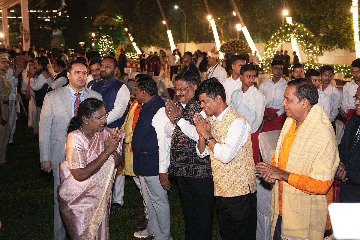babusinghodisha's tweet photo. ଆଜି ରାଜଭବନ ପରିସରରେ ଆୟୋଜିତ ନୈଶ୍ୟ ଭୋଜିରେ ଯୋଗ ଦେଲି। ରାଷ୍ଟ୍ରପତି ମହାମହିମ @rashtrapatibhvn  ଶ୍ରୀମତୀ ଦ୍ରୌପଦୀ ମୁର୍ମୁ ଙ୍କ ଓଡ଼ିଶା ଆଗମନ ନିମନ୍ତେ ଆୟୋଜିତ ଭୋଜିରେ ରାଜ୍ୟପାଳ ମହାମହିମ Dr. Hari Babu Kambhampati  , ମୁଖ୍ୟ ମନ୍ତ୍ରୀ ଶ୍ରୀ @MohanMOdisha,କେନ୍ଦ୍ରମନ୍ତ୍ରୀ ଶ୍ରୀ @dpradhanbjp ,ରାଜ୍ୟର ମନ୍ତ୍ରିଗଣ, https://t.co/O8XyLXPJhm