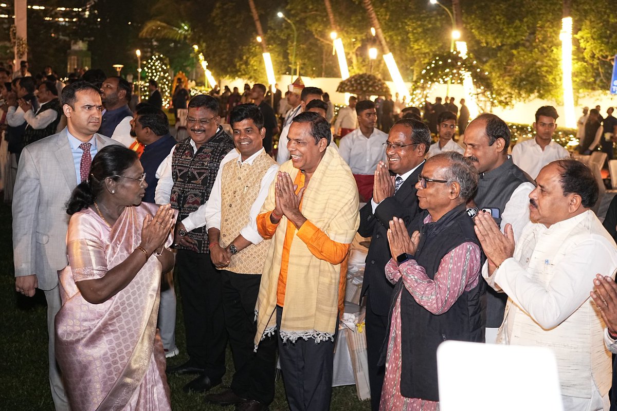 babusinghodisha's tweet photo. ଆଜି ରାଜଭବନ ପରିସରରେ ଆୟୋଜିତ ନୈଶ୍ୟ ଭୋଜିରେ ଯୋଗ ଦେଲି। ରାଷ୍ଟ୍ରପତି ମହାମହିମ @rashtrapatibhvn  ଶ୍ରୀମତୀ ଦ୍ରୌପଦୀ ମୁର୍ମୁ ଙ୍କ ଓଡ଼ିଶା ଆଗମନ ନିମନ୍ତେ ଆୟୋଜିତ ଭୋଜିରେ ରାଜ୍ୟପାଳ ମହାମହିମ Dr. Hari Babu Kambhampati  , ମୁଖ୍ୟ ମନ୍ତ୍ରୀ ଶ୍ରୀ @MohanMOdisha,କେନ୍ଦ୍ରମନ୍ତ୍ରୀ ଶ୍ରୀ @dpradhanbjp ,ରାଜ୍ୟର ମନ୍ତ୍ରିଗଣ, https://t.co/O8XyLXPJhm