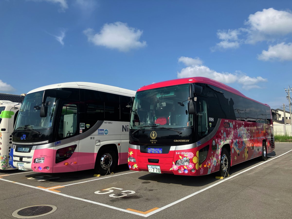 ct_bus's tweet photo. 西日本ジェイアールバス北陸支店様にお邪魔しました。

向かって右側は特別車「花嫁のれん第ニ章」で、H31.3月登録のいすゞガーラ、2PG-RU1ASDJです。鮮やかな赤い独立席が28席並びセンタートイレを装備。ナンバーは七尾に因んだ「770」です。

＃西日本ジェイアールバス
＃花嫁のれん第ニ章
＃ct_bus https://t.co/0VWbk0fNxP