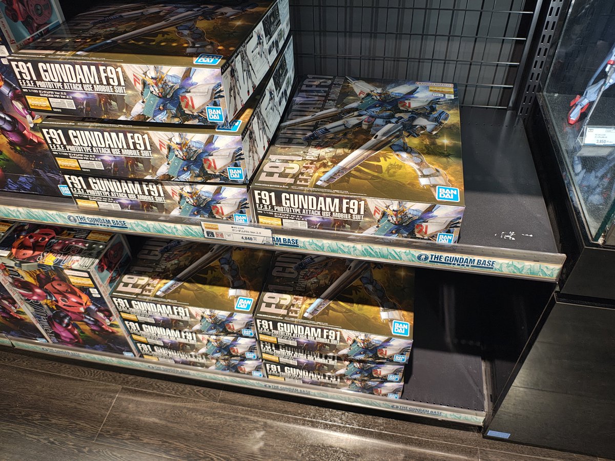 beyyang128's tweet image. 隣国の渡航自粛から暫く経ちますが、お台場ガンベでは
・金曜で全く抽選当たらなかったのに2週連続当選した
・並んでる人少なくなった
・店内も満杯じゃなくなり、柱周りベンチが団体に占拠されてない
・先週再販アイテムで残ってるのがある
と劇的な変化です大変だ。
現場のパニおじからは以上です