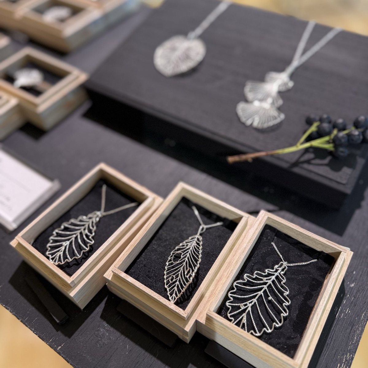craftkikuno's tweet photo. CRAFT kikunoの銀細工展初日です。

オープンしてから、たくさんのお客様にご来場頂いてます。うれしい♫

CRAFT kikunoの銀細工展
2025.11.28…12.3
11:00-19:00 (最終日〜17時)
BISSEGALLERY
札幌市中央区大通西3丁目7番地 北洋大通センター

皆様にお会いできる事を楽しみにしています。 https://t.co/c5hXo5rVf5
