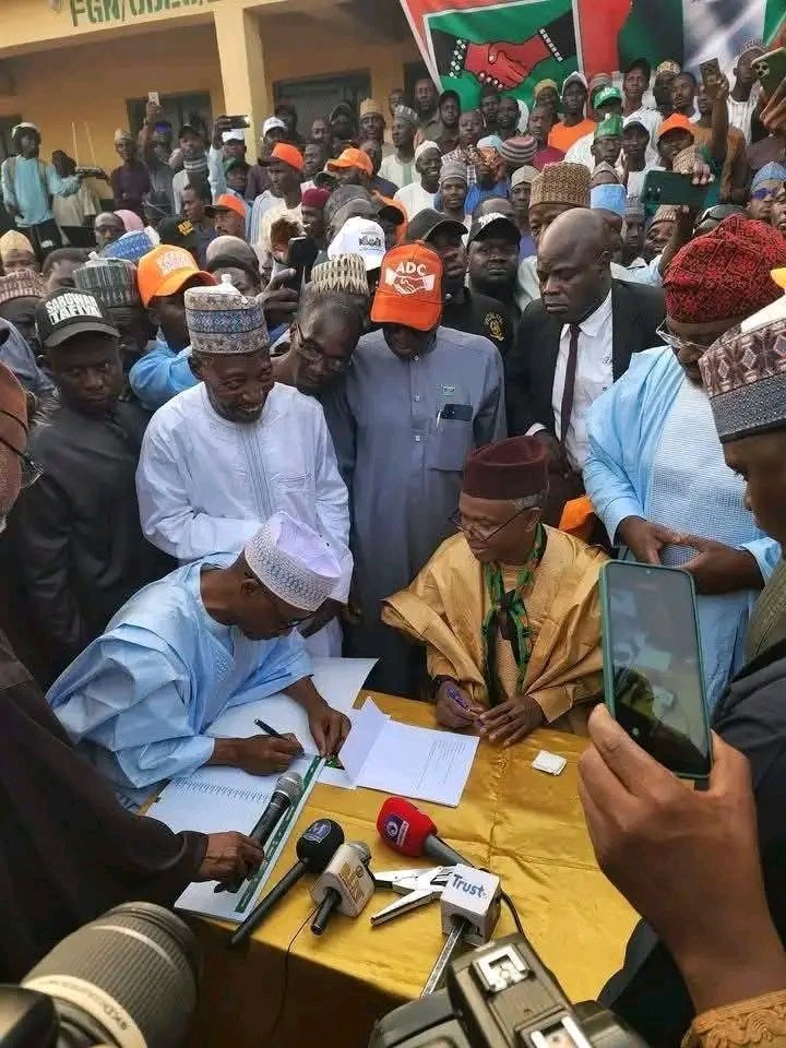 Engr_imran_mk's tweet image. Nasiru El-Rufa’i has also registered and obtained his membership card as a full member of the ADC coalition party. Keep it for future reference and history.
#ADC #NasiruElRufai #PoliticalUpdate #NigeriaPolitics #StrongerTogether #DemocracyInAction