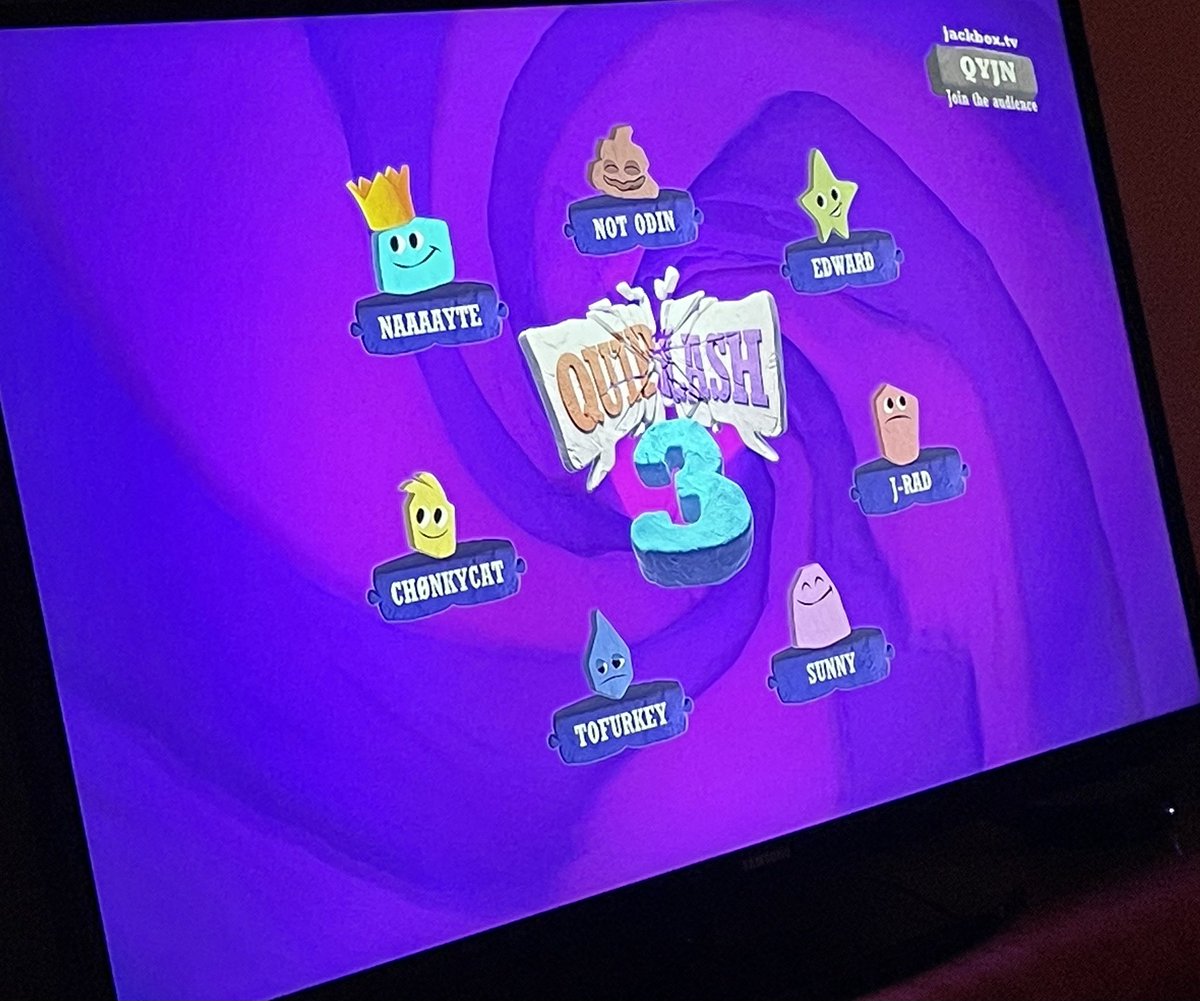 IMterriblyvexed's tweet photo. Thankful for times like this #twilight #quiplash #corgibrother https://t.co/FyJneleQvm