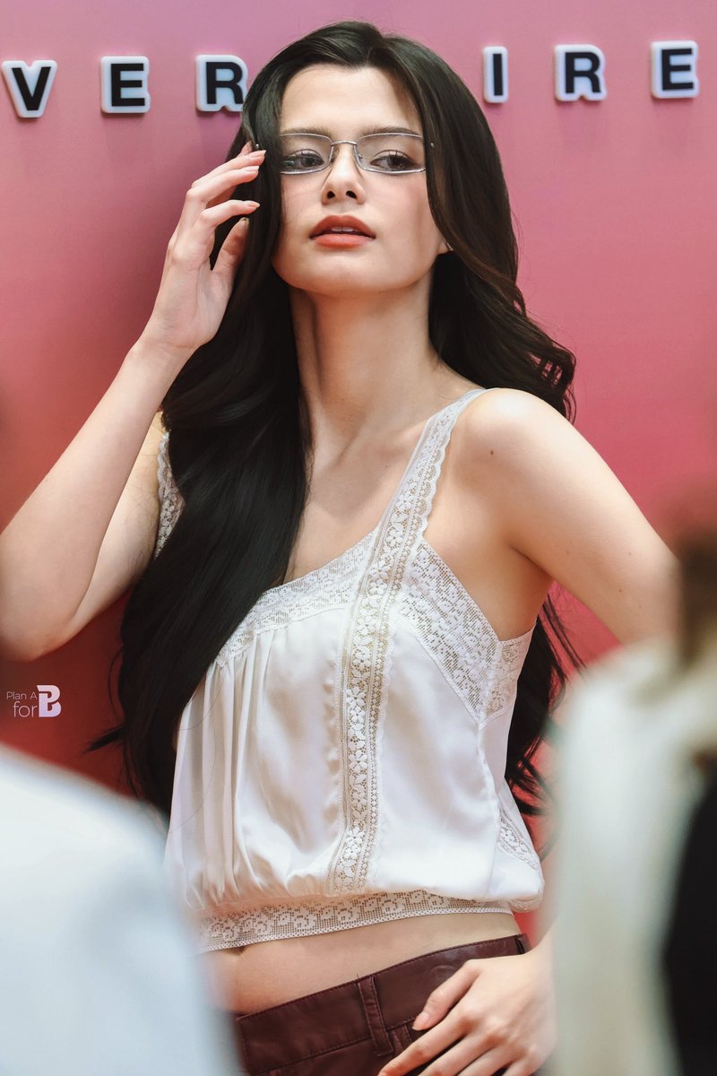 PlanAforBec's tweet photo. All the beauty in this world willingly serves as your backdrop.

@AngelssBecky 

BAZAAR MUSE REBECCA
#BAZAARLoungexBecky
#NespressoxBecky
#beckysangels‌ https://t.co/4McUk0DYdv
