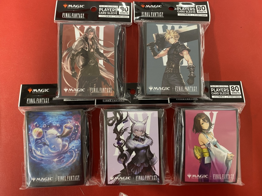 hareruya_hirosh's tweet image. 【商品情報】#ハレヒロ入荷
本日発売‼️

大人気の『マジック：ザ・ギャザリング——FINAL FANTASY』ボーダーレス版スリーブの新商品です😍

■クラウド
■セフィロス
■ユウナ
■ヤ・シュトラ
■モーグリ
どれもFINAL FANTASYを代表する人気キャラばかり😆

お求めはハレヒロでどうぞ✨