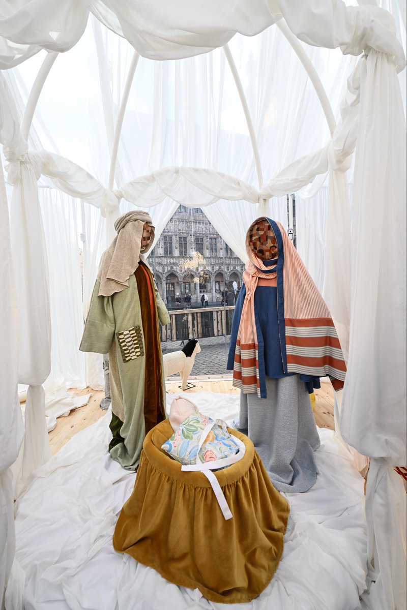 BourdeauNews's tweet photo. 🇧🇪 Que vous inspire la crèche de Noël inclusive de Bruxelles ?

Cette crèche de Noël sans visage, en tissus patchworks de récupération se situe sur la Grand Place de Bruxelles. Elle jouxte le marché de Noël, rebaptisé " plaisirs d'hiver " depuis 2002. https://t.co/u5rVAIohWT