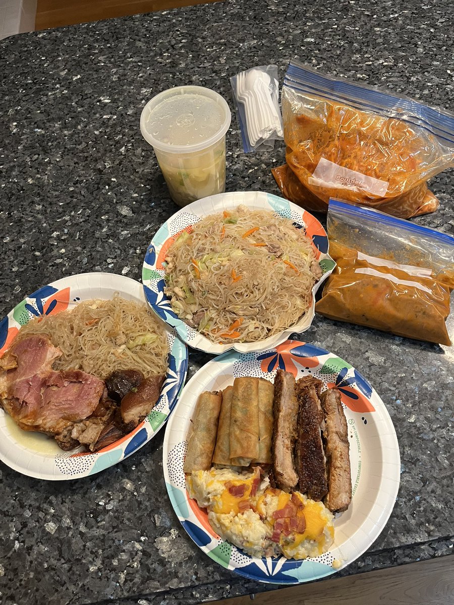 tastykacey14's tweet image. The amount of food my coworker gave me to take home..