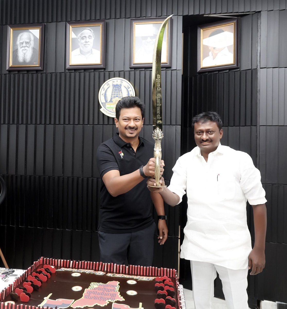 IInbadurai's tweet image. பட்டா கத்தியால் கேக் வெட்டி கொண்டாடினால் பாயும் வழக்கு! உதயநிதிக்கு மட்டும் விதிவிலக்கா?

@Udhaystalin  @arivalayam