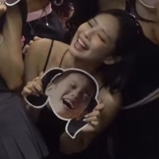 jnsoofolder's tweet photo. jennie imitating jisoo’s baby picture 😭 https://t.co/gTADqqK1Jx