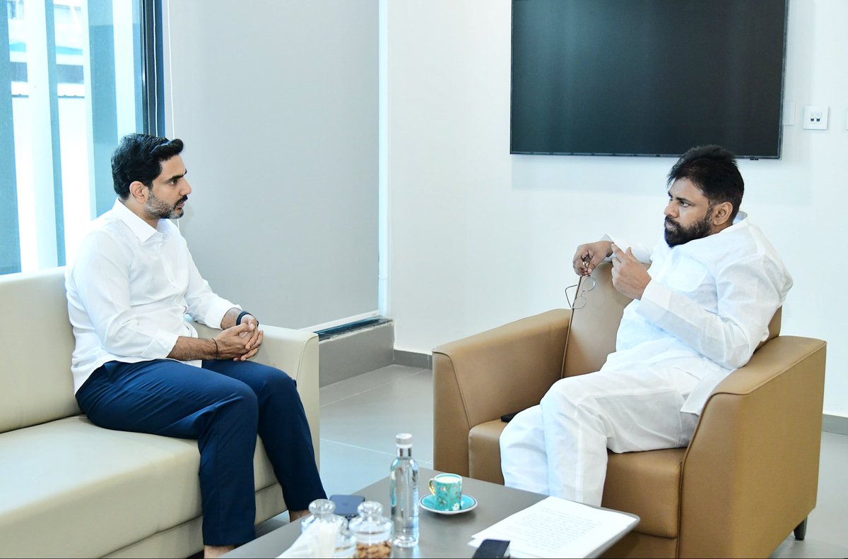 Telugu360's tweet image. అమరావతి:

డిప్యూటీ సీఎం పవన్ కళ్యాణ్, మంత్రి నారా లోకేష్