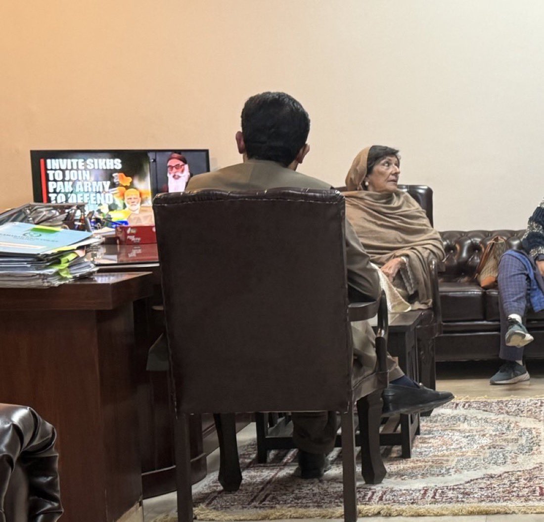 PTIofficial's tweet image. Aleema Khan with Sohail Afridi at the Islamabad High Court today. History will never forget how the Daaku Duffer Alliance trampled Pakistan’s law and Constitution to seize power unlawfully. Yet, even knowing that after the 26th and 27th amendments the courts are under Asim law…