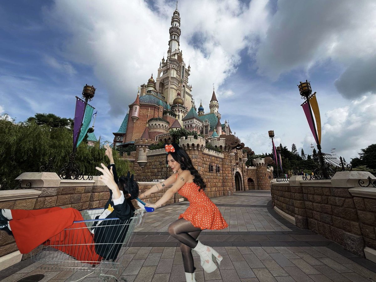 mikbrentstan_'s tweet image. nasa disneyland na si mickey &amp;amp; minnie 🥰